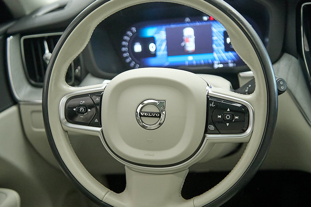 Certified 2025 Volvo XC60 T8 Plus w/ Protection Package Premier AWD/4WD image 27