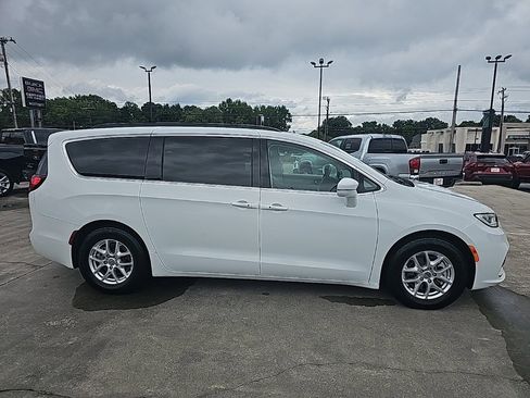 Used 2022 Chrysler Pacifica Touring-L image 2