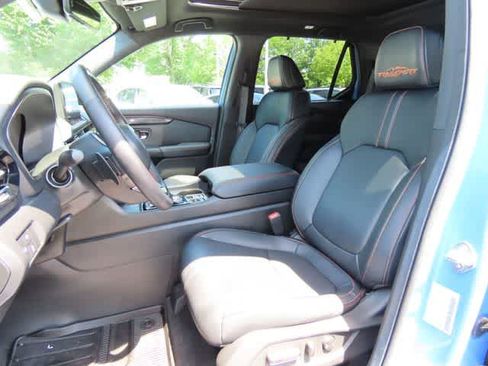 Used 2025 Honda Pilot TrailSport image 14