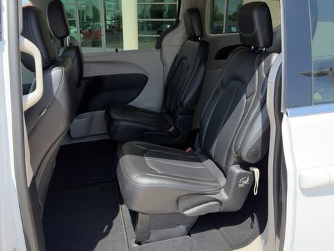 Used 2024 Chrysler Pacifica Touring-L FWD image 11