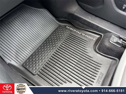 Used 2020 Toyota Highlander XLE image 22