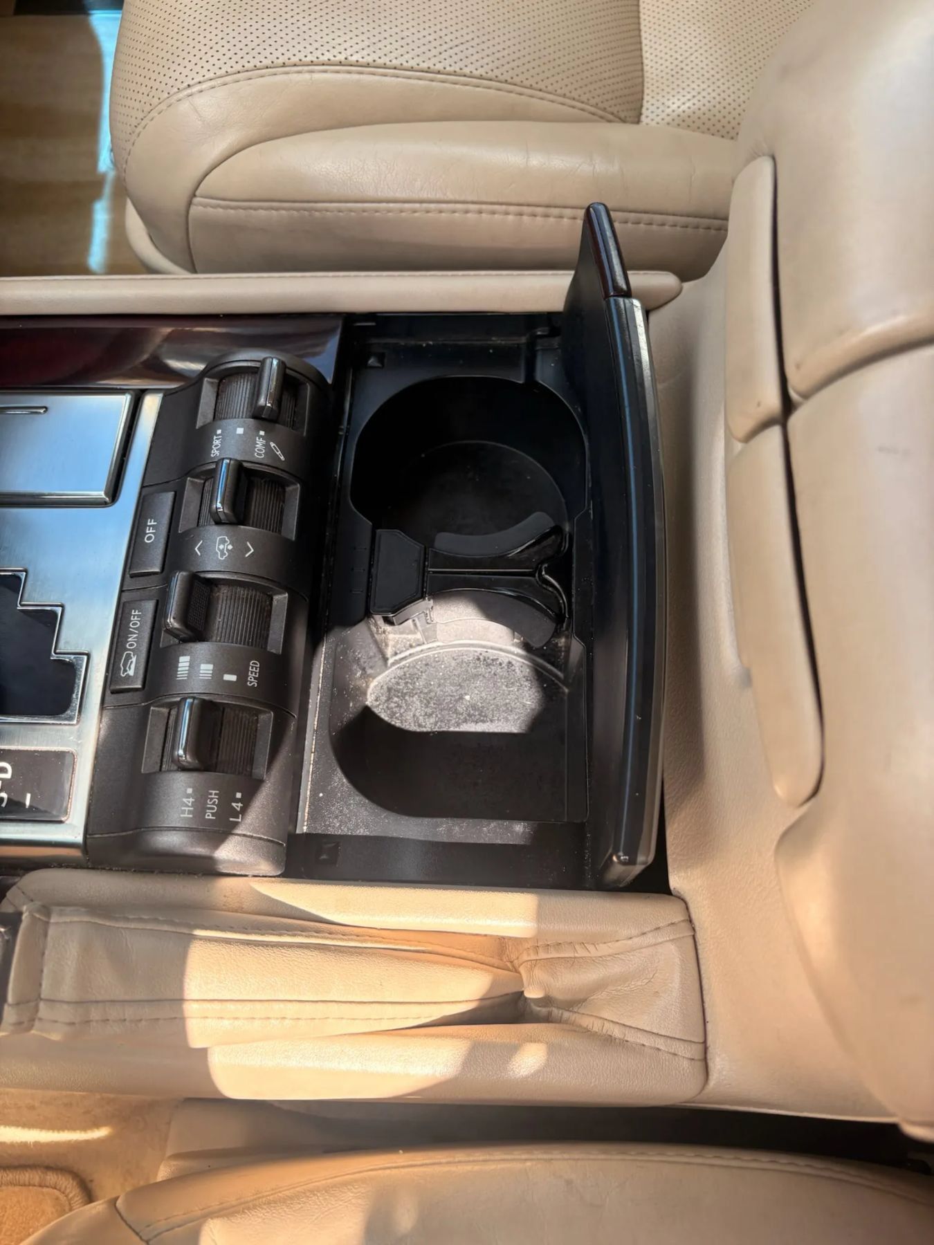 Used 2011 Lexus LX 570 4WD w/ Luxury Pkg image 23