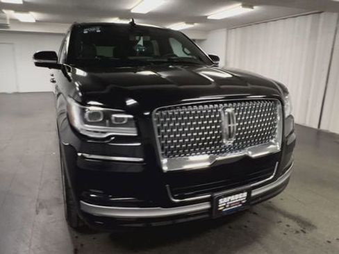 Used 2023 Lincoln Navigator Reserve image 3