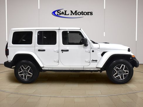 Used 2025 Jeep Wrangler Unlimited Sahara AWD/4WD image 9