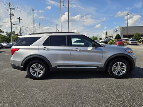 Certified 2023 Ford Explorer XLT w/ Equipment Group 202A AWD/4WD image 6