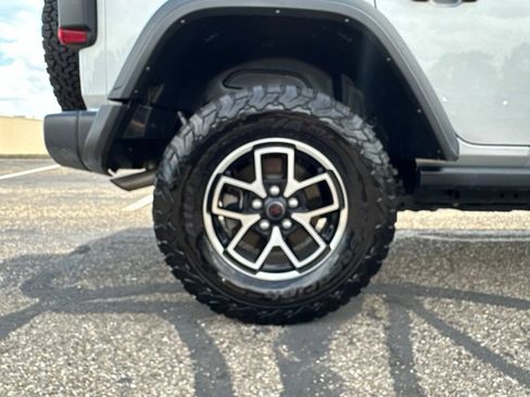 Used 2024 Jeep Wrangler Unlimited Rubicon AWD/4WD image 17