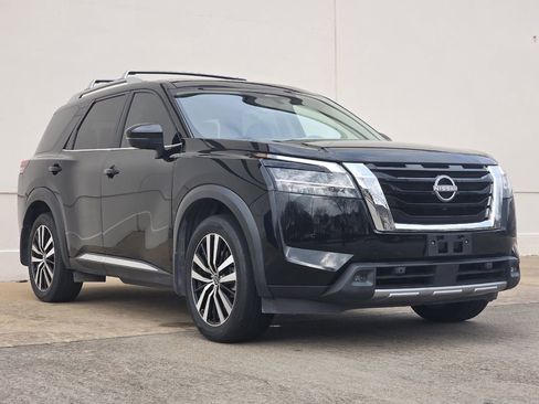 Used 2024 Nissan Pathfinder Platinum image 6