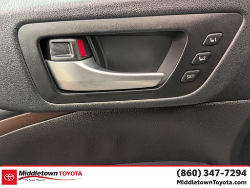 Used 2019 Toyota Highlander Limited AWD/4WD image 11
