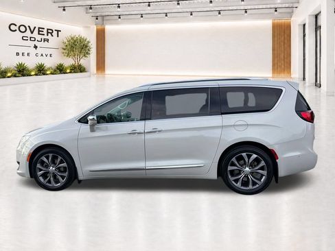 Used 2017 Chrysler Pacifica Limited FWD image 5