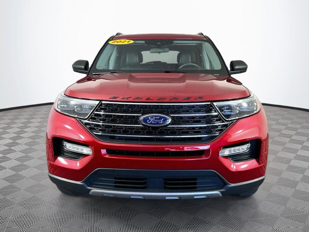 Used 2021 Ford Explorer XLT w/ Equipment Group 202A AWD/4WD image 4