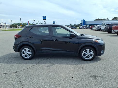 Used 2022 Nissan Kicks S FWD image 6