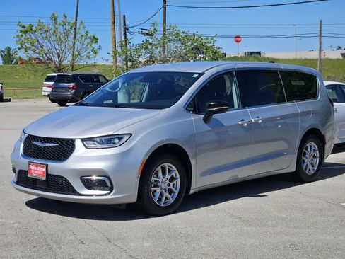 Used 2024 Chrysler Pacifica Touring-L FWD image 3