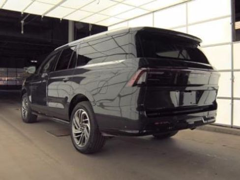 Used 2025 Lincoln Navigator L Reserve AWD/4WD image 3
