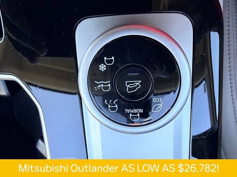 Used 2025 Mitsubishi Outlander SE FWD image 7