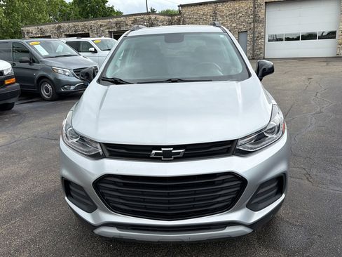 Used 2019 Chevrolet Trax LT w/ Sun & Sound Package FWD image 2