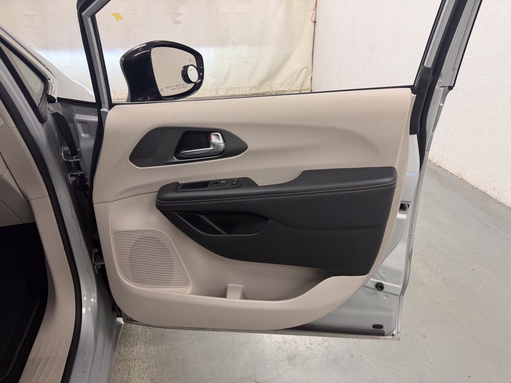 Used 2024 Chrysler Pacifica Touring-L FWD image 10