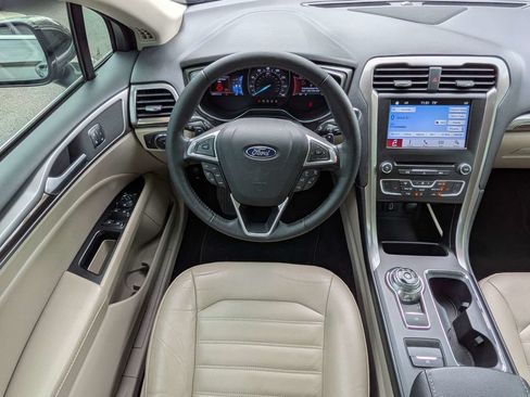 Used 2017 Ford Fusion SE w/ Fusion SE Technology Package FWD image 16
