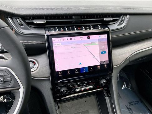 Certified 2023 Jeep Grand Cherokee L Limited w/ Luxury Tech Group II AWD/4WD image 5