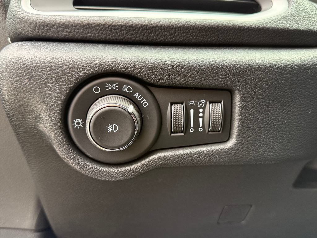 New 2026 Chrysler Pacifica Select AWD/4WD image 21