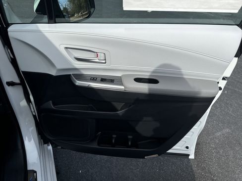 New 2025 Toyota Sienna XLE image 38