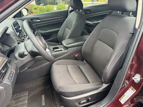 Used 2025 Nissan Altima 2.5 SV FWD image 11