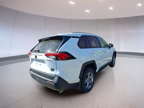 Used 2022 Toyota RAV4 XLE w/ Convenience Package AWD/4WD image 4