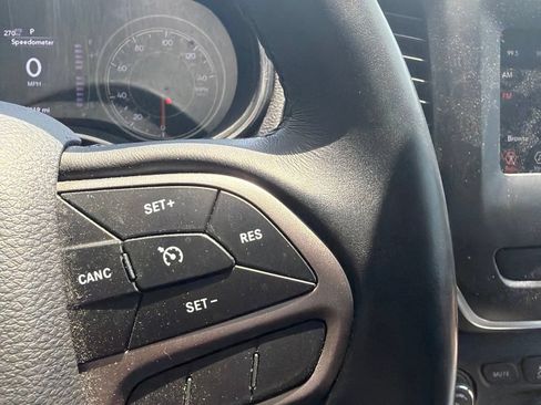 Used 2019 Jeep Cherokee Latitude w/ Cold Weather Group AWD/4WD image 10