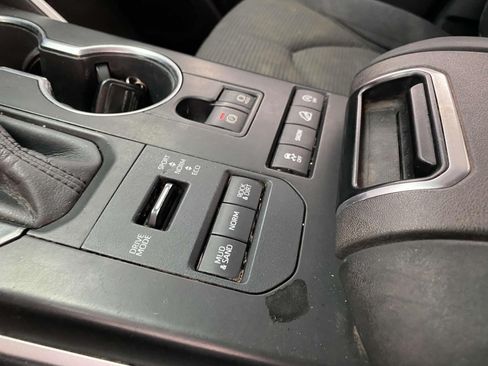 Used 2020 Toyota Highlander L AWD/4WD image 17