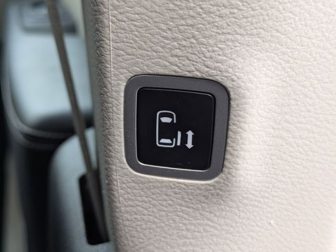 Used 2023 Chrysler Pacifica Touring-L image 33