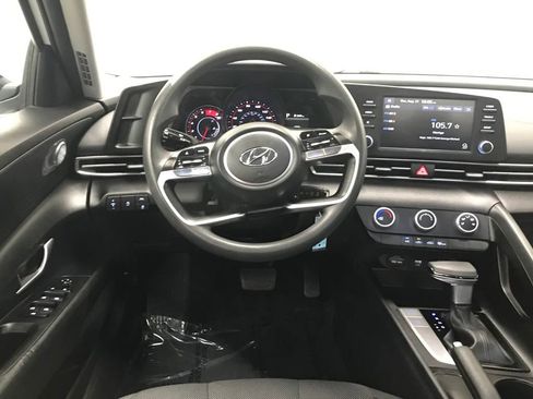 Used 2023 Hyundai Elantra SE image 16