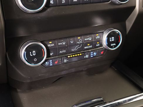 Used 2020 Ford Expedition XLT w/ Equipment Group 202A AWD/4WD image 8