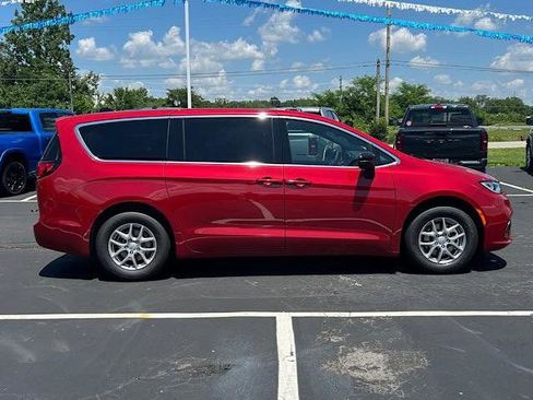 New 2025 Chrysler Pacifica Select image 2