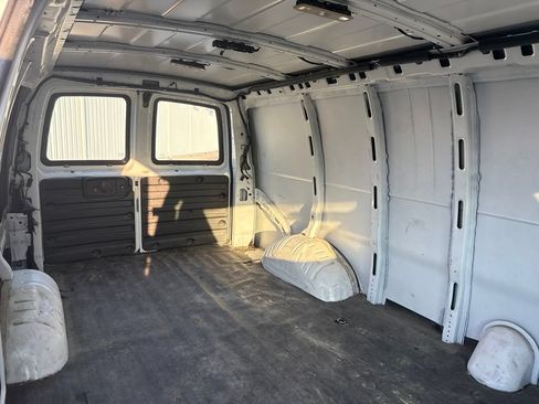 Used 2017 Chevrolet Express 2500 Extended RWD image 11