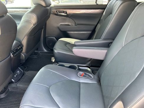 Used 2023 Toyota Highlander Platinum FWD image 19