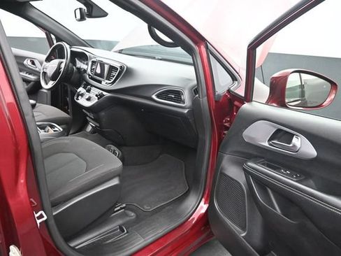 Used 2020 Chrysler Pacifica Touring w/ S Appearance Package FWD image 17