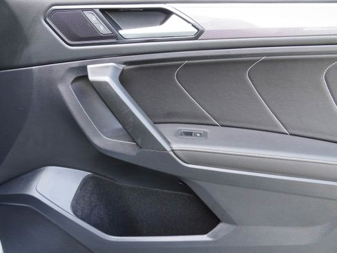 Used 2022 Volkswagen Tiguan SE R-Line image 30