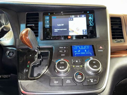 Used 2017 Toyota Sienna Limited Premium image 36