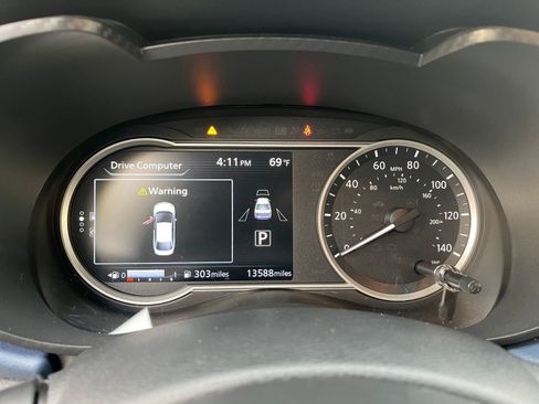 Used 2025 Nissan Versa SV image 38