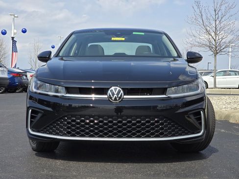 Used 2025 Volkswagen Jetta SE w/ Sunroof Package image 17