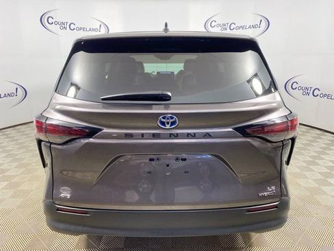 Certified 2024 Toyota Sienna LE image 5