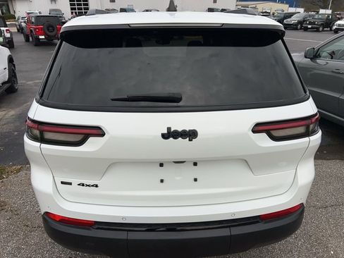 Used 2023 Jeep Grand Cherokee L Laredo image 11