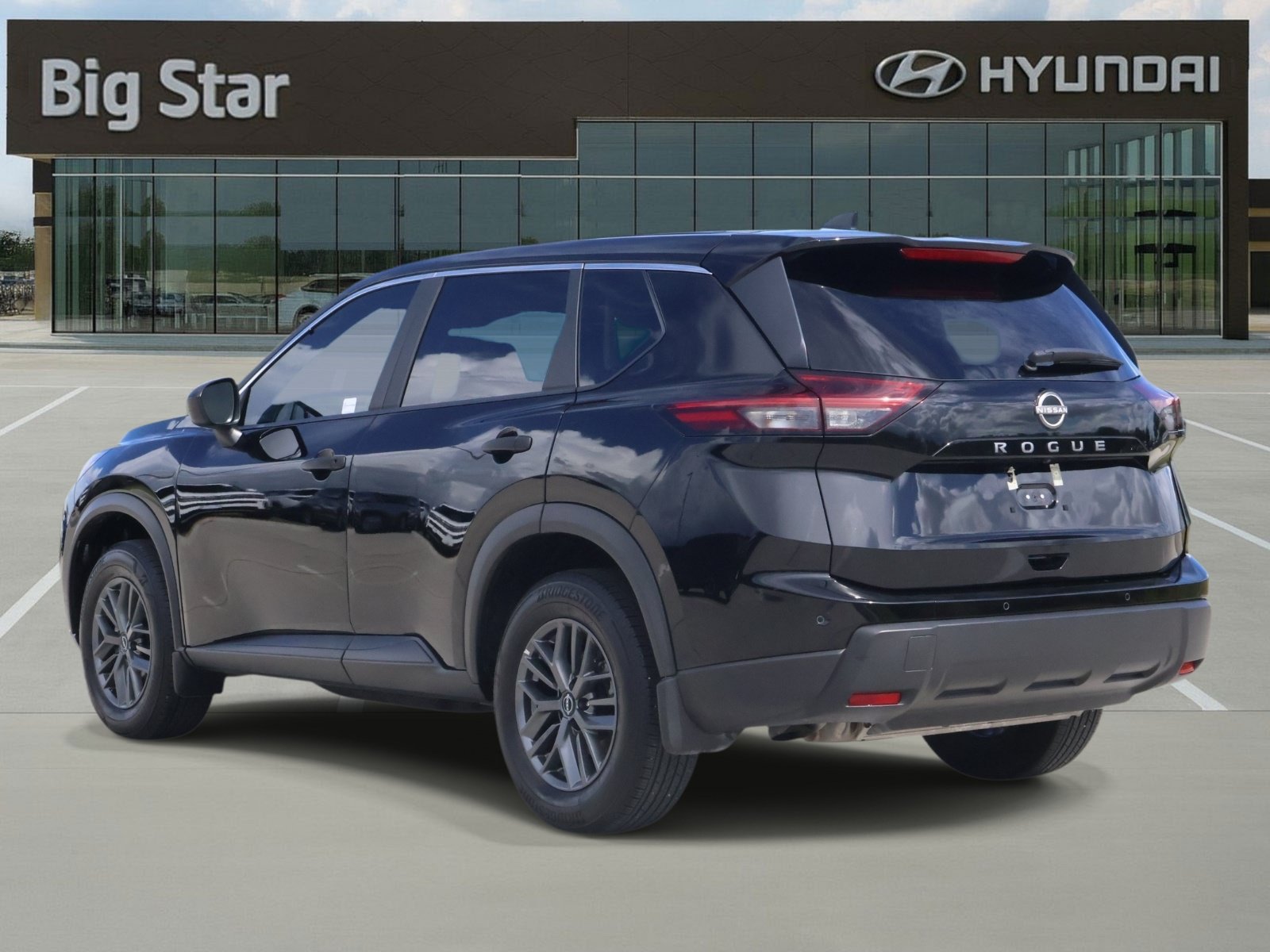 Used 2025 Nissan Rogue S FWD image 3