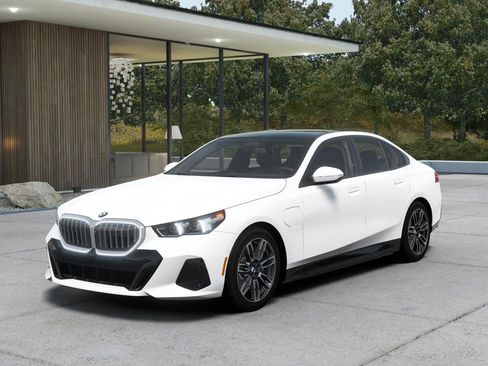 New 2026 BMW 550e xDrive image 1
