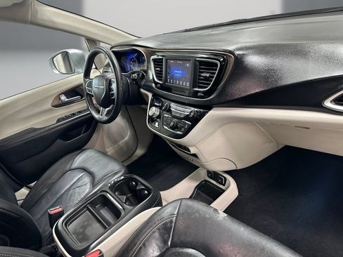 Used 2018 Chrysler Pacifica Touring-L FWD image 16