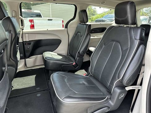 Used 2023 Chrysler Pacifica Limited FWD image 17