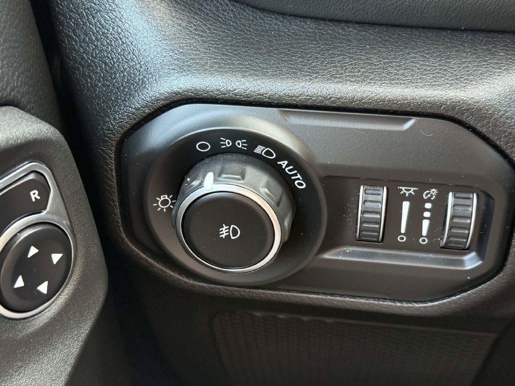 Used 2021 Jeep Wrangler Unlimited Sahara AWD/4WD image 27