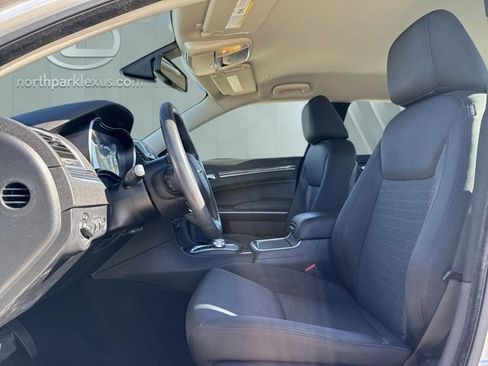 Used 2019 Chrysler 300 Touring w/ Driver Convenience Group image 9