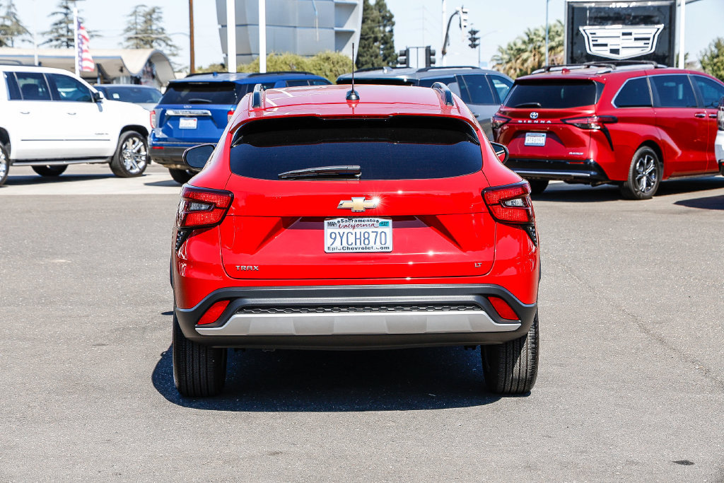 Used 2026 Chevrolet Trax LT w/ LT Convenience Package FWD image 3