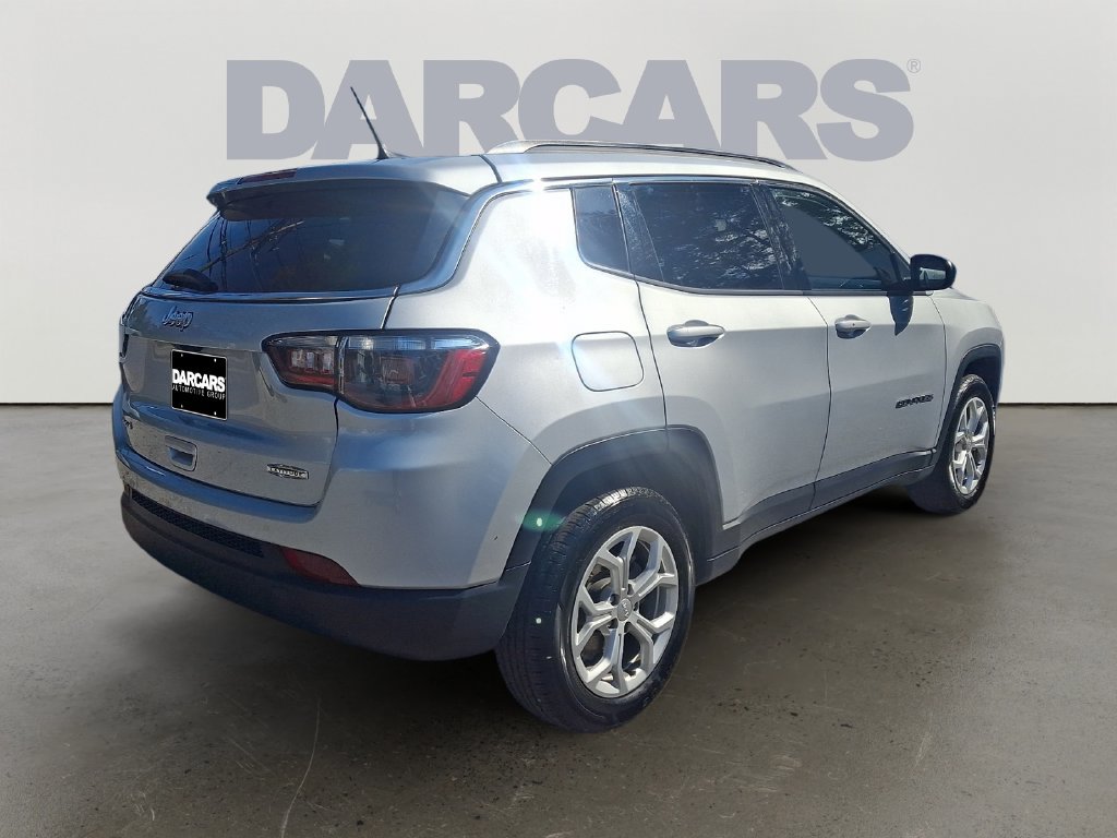 Used 2024 Jeep Compass Latitude AWD/4WD image 6