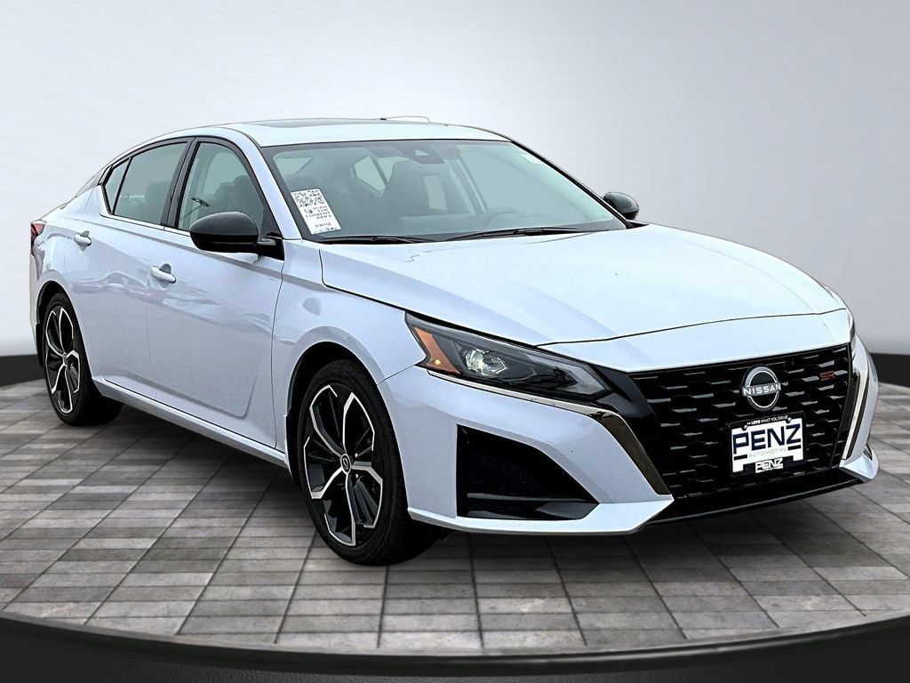 Used 2025 Nissan Altima 2.5 SR w/ SR Premium Package FWD image 3